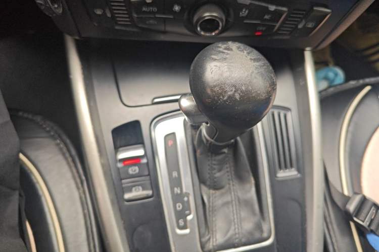 Used Audi Q5 2011 2.0TFSI Ambition Edition Gear Lever