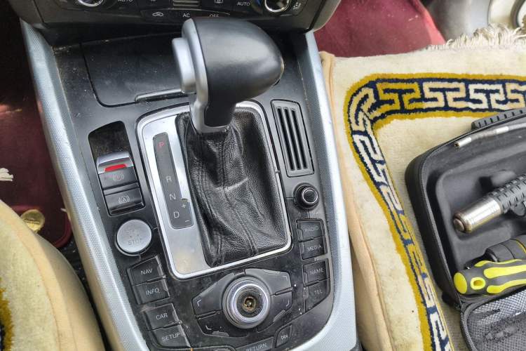 Used Audi Q5 2011 2.0TFSI Dynamic Edition Gear Lever