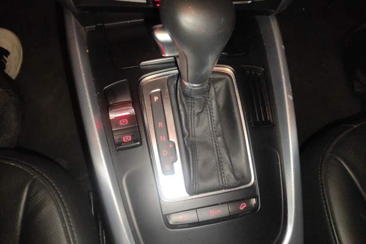 Used Audi Q5 2011 2.0TFSI Technology Model Gear Lever