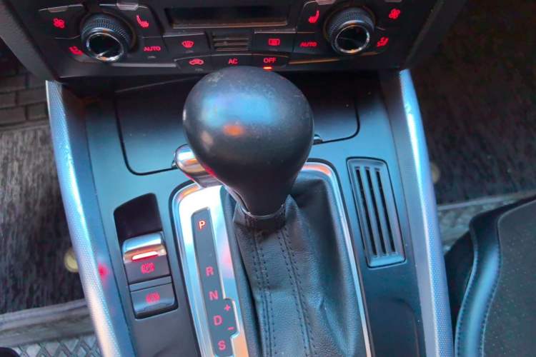 Used Audi Q5 2011 2.0TFSI Technology Model Gear Lever