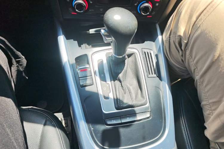 Used Audi Q5 2011 2.0TFSI Technology Model Gear Lever
