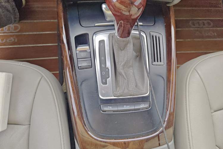 Used Audi Q5 2011 2.0TFSI Technology Model Gear Lever