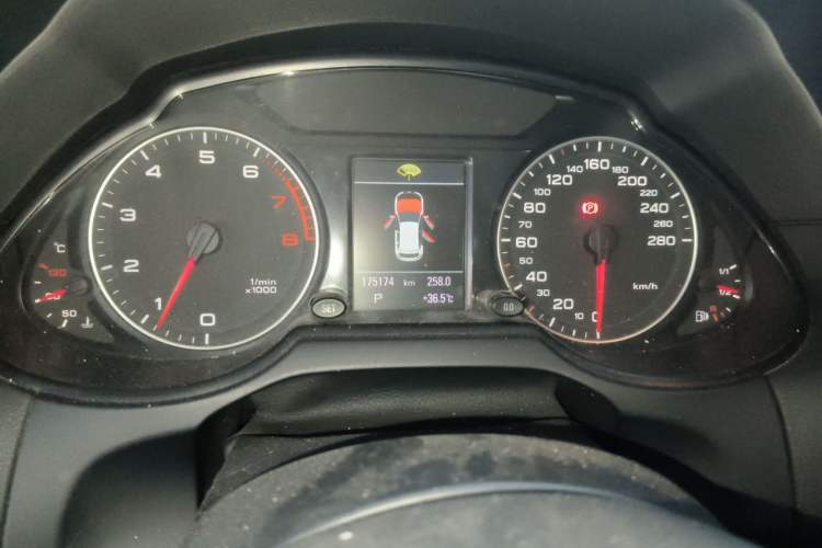 Used Audi Q5 2011 2.0TFSI Comfort Version Odometer Close Up