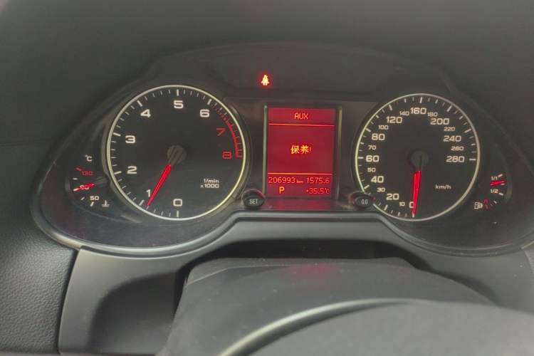 Used Audi Q5 2011 2.0TFSI Technology Model Odometer Close Up