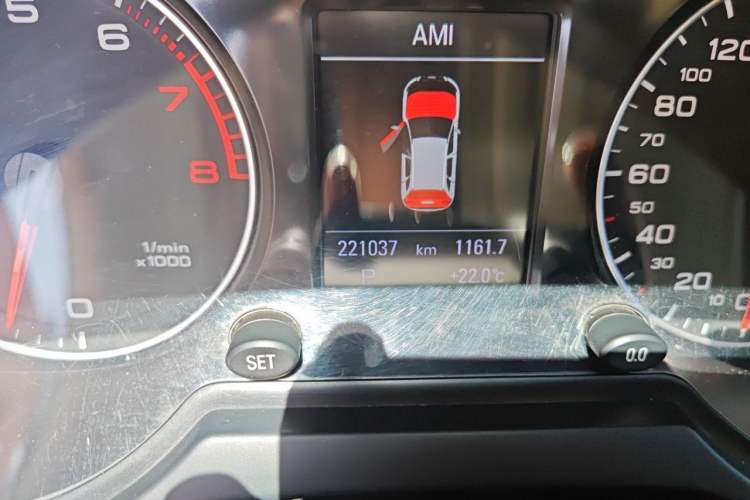 Used Audi Q5 2011 2.0TFSI Comfort Version Odometer Close Up