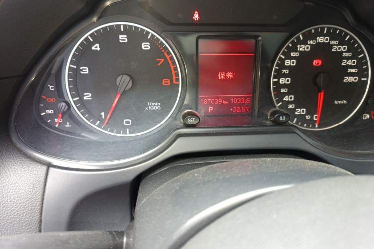 Used Audi Q5 2011 2.0TFSI Technology Model Odometer Close Up