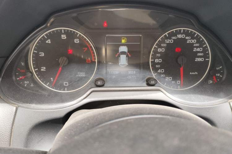 Used Audi Q5 2011 2.0TFSI Dynamic Edition Odometer Close Up