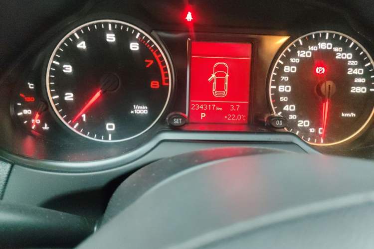 Used Audi Q5 2011 2.0TFSI Technology Model Odometer Close Up