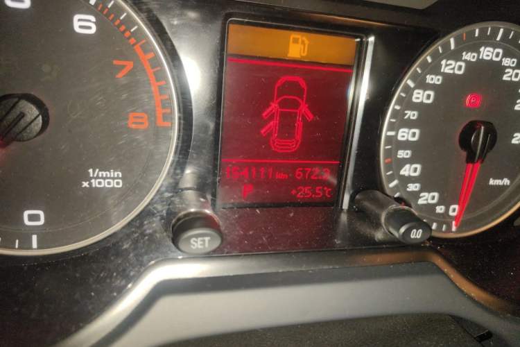 Used Audi Q5 2011 2.0TFSI Technology Model Odometer Close Up