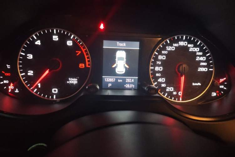 Used Audi Q5 2011 2.0TFSI Comfort Version Odometer Close Up