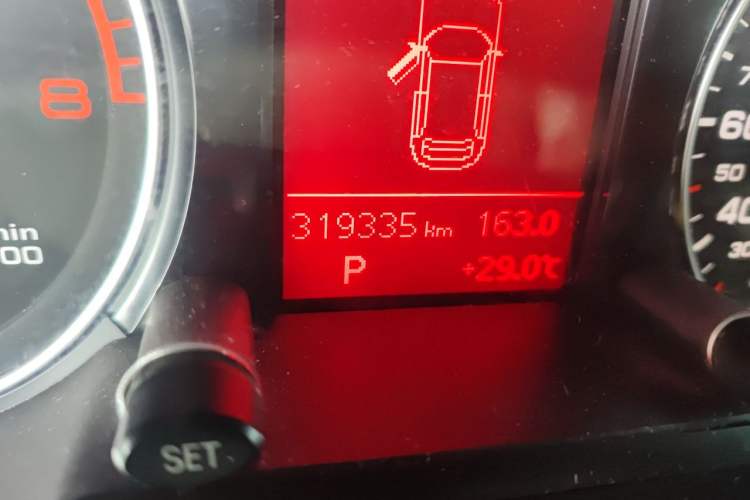 Used Audi Q5 2011 2.0TFSI Technology Model Odometer Close Up