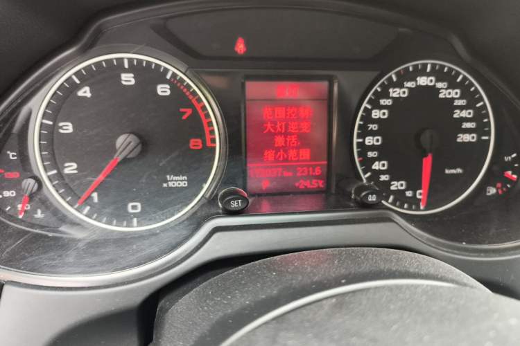 Used Audi Q5 2011 2.0TFSI Technology Model Odometer Close Up