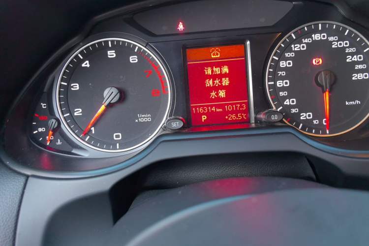 Used Audi Q5 2011 2.0TFSI Technology Model Odometer Close Up