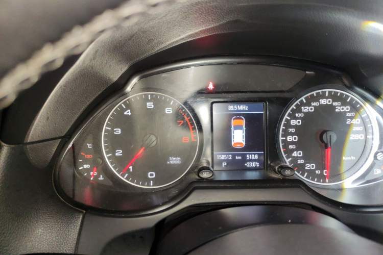Used Audi Q5 2011 2.0TFSI Comfort Version Odometer Close Up