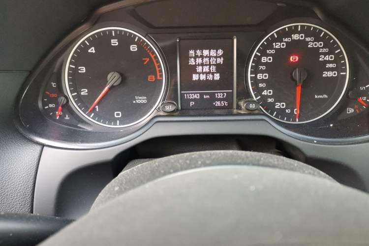 Used Audi Q5 2011 2.0TFSI Comfort Version Odometer Close Up