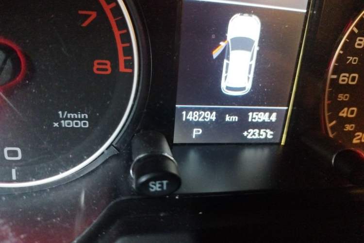 Used Audi Q5 2011 2.0TFSI Comfort Version Odometer Close Up