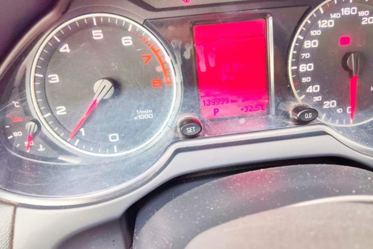 Used Audi Q5 2011 2.0TFSI Technology Model Odometer Close Up