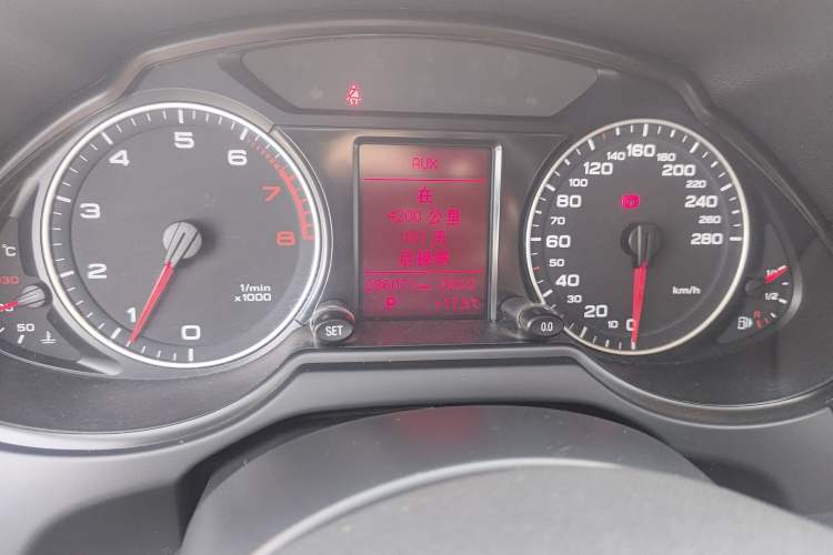 Used Audi Q5 2011 2.0TFSI Technology Model Odometer Close Up