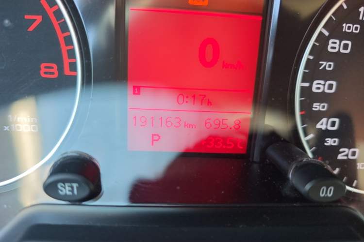 Used Audi Q5 2011 2.0TFSI Technology Model Odometer Close Up