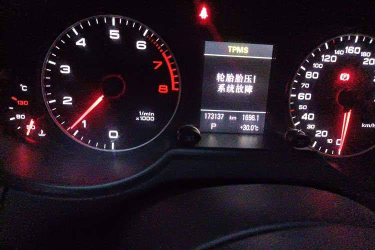 Used Audi Q5 2011 2.0TFSI Comfort Version Odometer Close Up