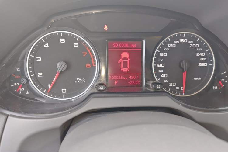 Used Audi Q5 2011 2.0TFSI Technology Model Odometer Close Up