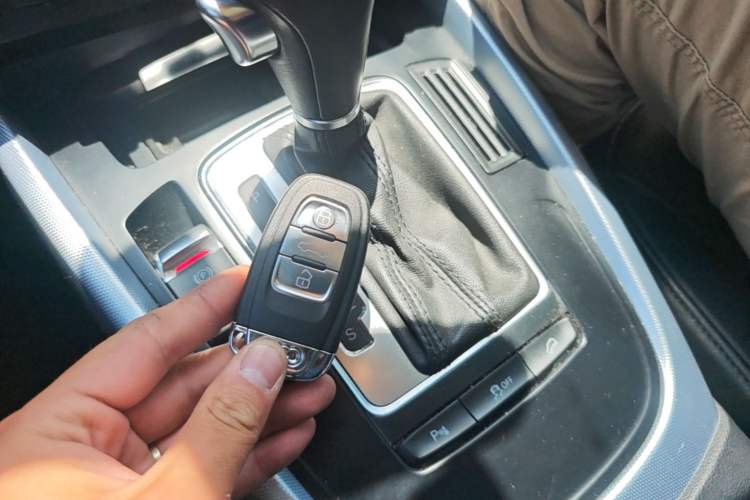 Used Audi Q5 2011 2.0TFSI Technology Model Vehicle Key