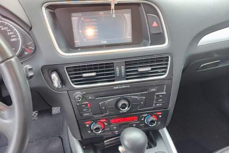 Used Audi Q5 2011 2.0TFSI Technology Model Audio And AC Panel