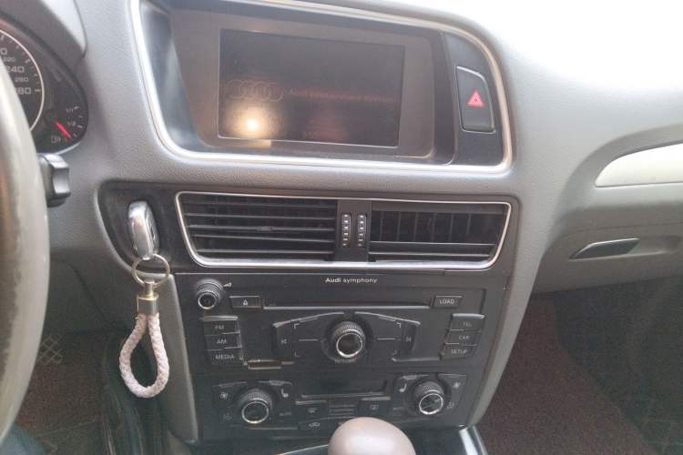 Used Audi Q5 2011 2.0TFSI Technology Model Audio And AC Panel