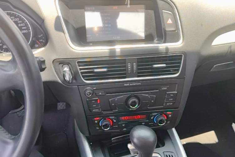 Used Audi Q5 2011 2.0TFSI Technology Model Audio And AC Panel