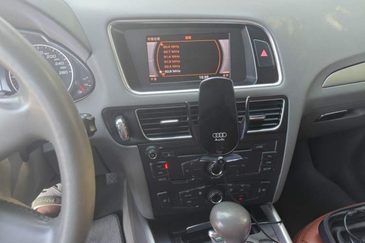 Used Audi Q5 2011 2.0TFSI Ambition Edition Audio And AC Panel