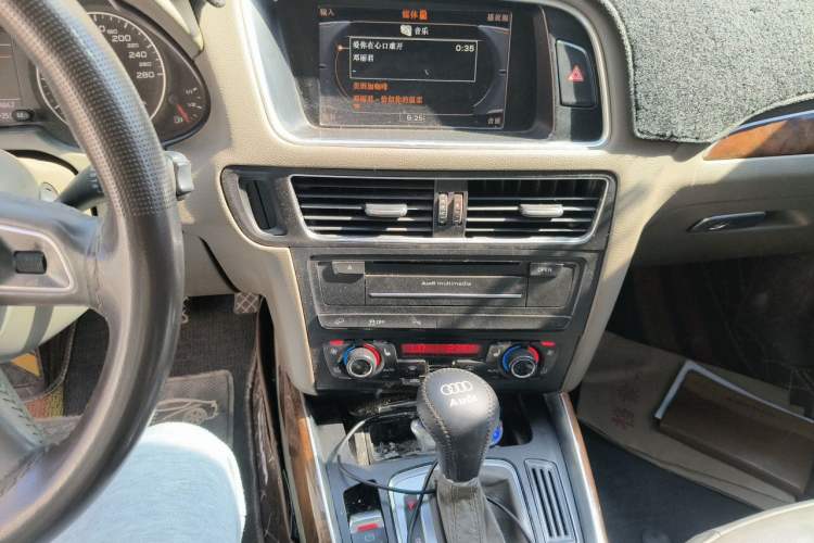 Used Audi Q5 2011 2.0TFSI Comfort Version Audio And AC Panel