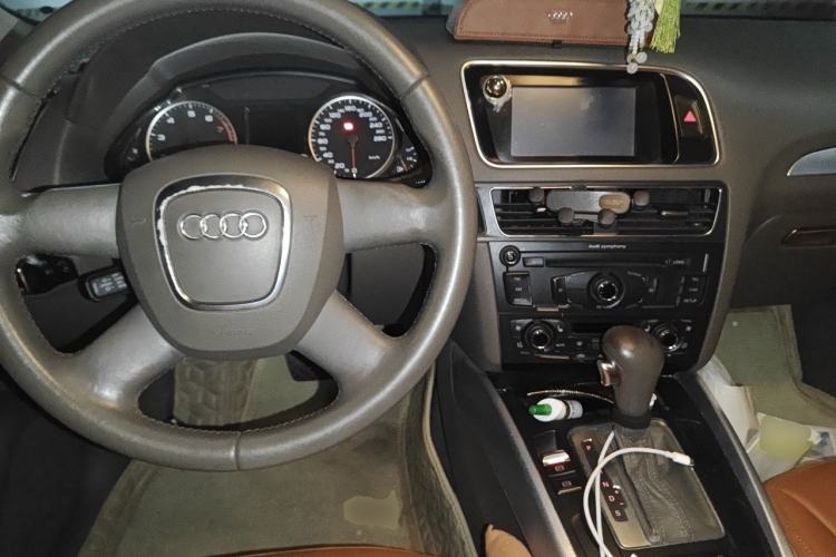 Used Audi Q5 2011 2.0TFSI Technology Model Center Console