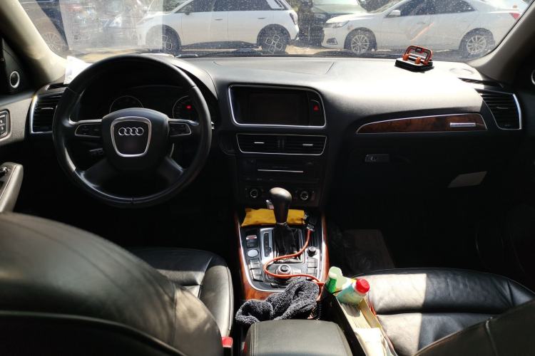 Used Audi Q5 2011 2.0TFSI Comfort Version Center Console