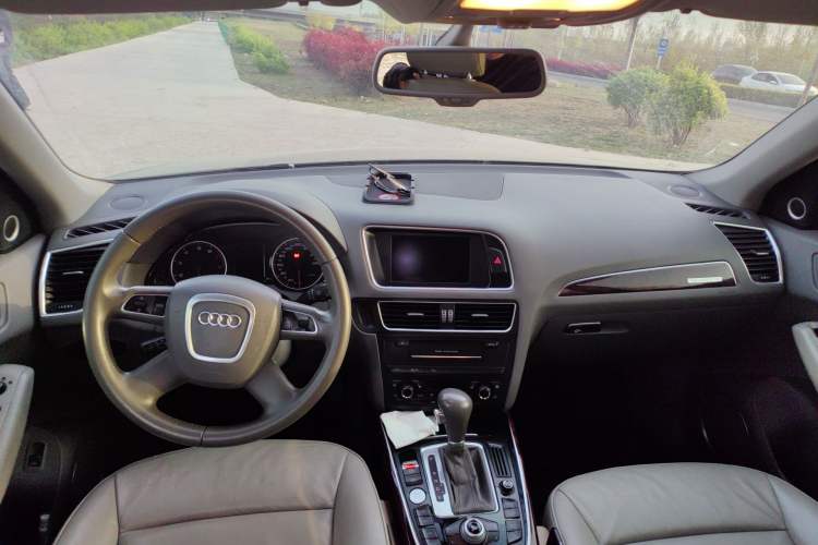 Used Audi Q5 2011 2.0TFSI Comfort Version Center Console