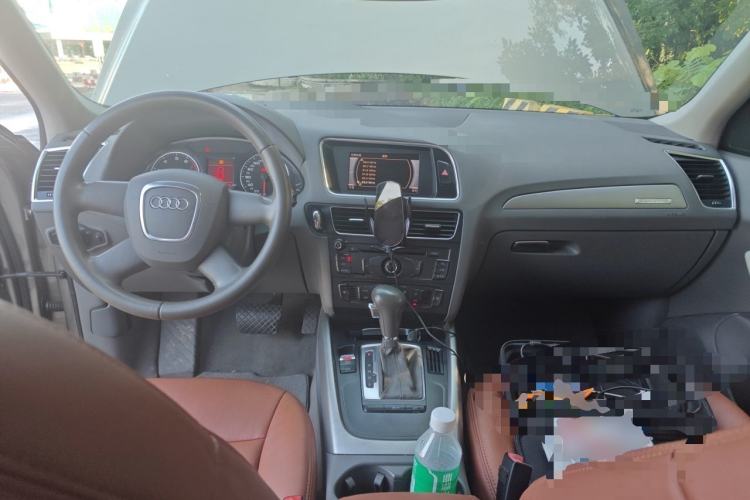 Used Audi Q5 2011 2.0TFSI Ambition Edition Center Console