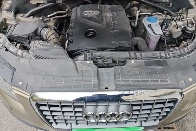 Used Audi Q5 2011 2.0TFSI Dynamic Edition Engine Bay