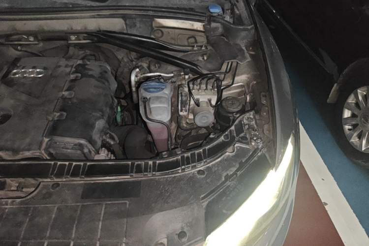 Used Audi Q5 2011 2.0TFSI Technology Model Engine Bay Left