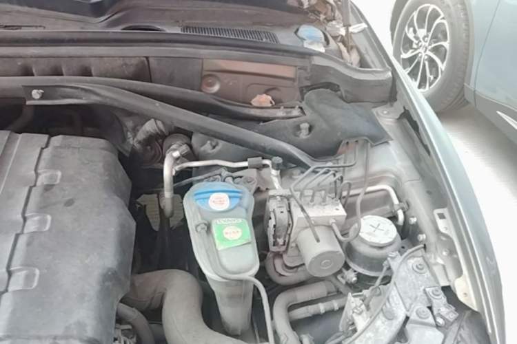 Used Audi Q5 2011 2.0TFSI Technology Model Engine Bay Left