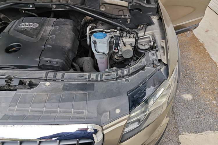 Used Audi Q5 2011 2.0TFSI Dynamic Edition Engine Bay Left