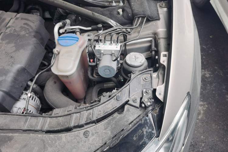 Used Audi Q5 2011 2.0TFSI Technology Model Engine Bay Left