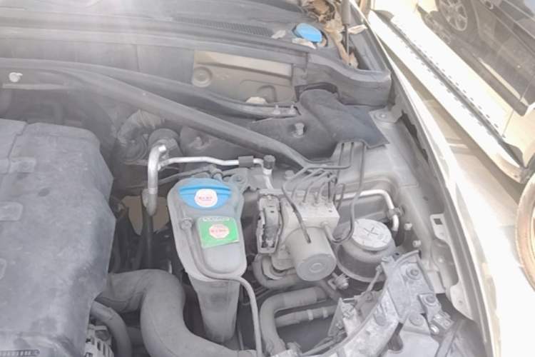 Used Audi Q5 2011 2.0TFSI Technology Model Engine Bay Left