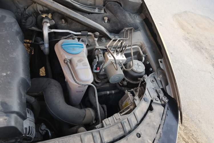 Used Audi Q5 2011 2.0TFSI Comfort Version Engine Bay Left