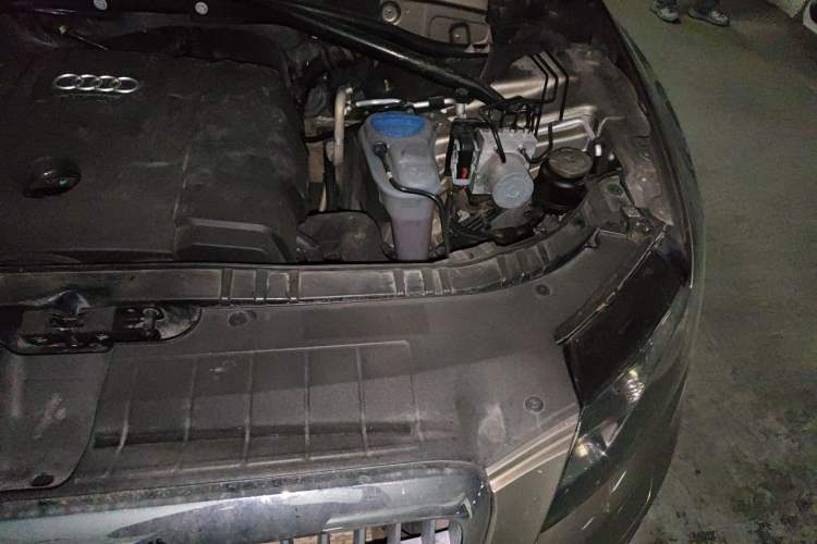 Used Audi Q5 2011 2.0TFSI Dynamic Edition Engine Bay Left