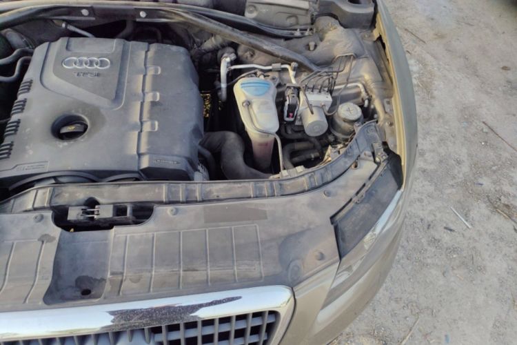 Used Audi Q5 2011 2.0TFSI Comfort Version Engine Bay Left