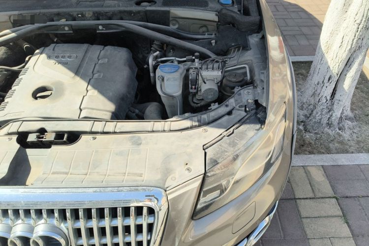 Used Audi Q5 2011 2.0TFSI Comfort Version Engine Bay Left
