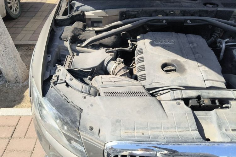 Used Audi Q5 2011 2.0TFSI Comfort Version Engine Bay Right