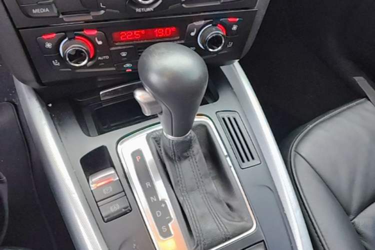 Used Audi Q5 2011 2.0TFSI Technology Model Gear Lever