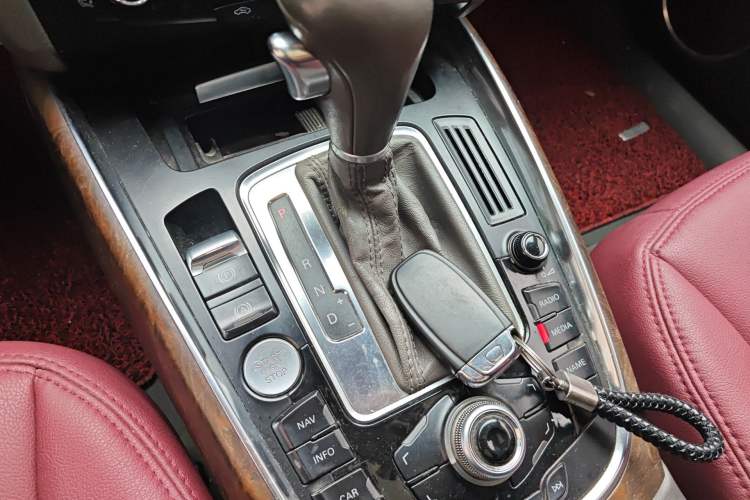 Used Audi Q5 2011 2.0TFSI Dynamic Edition Gear Lever