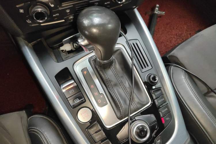 Used Audi Q5 2011 2.0TFSI Dynamic Edition Gear Lever