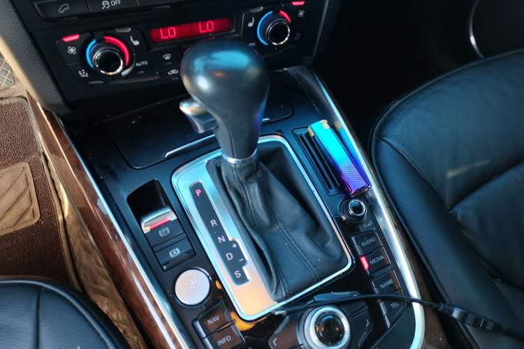 Used Audi Q5 2011 2.0TFSI Comfort Version Gear Lever